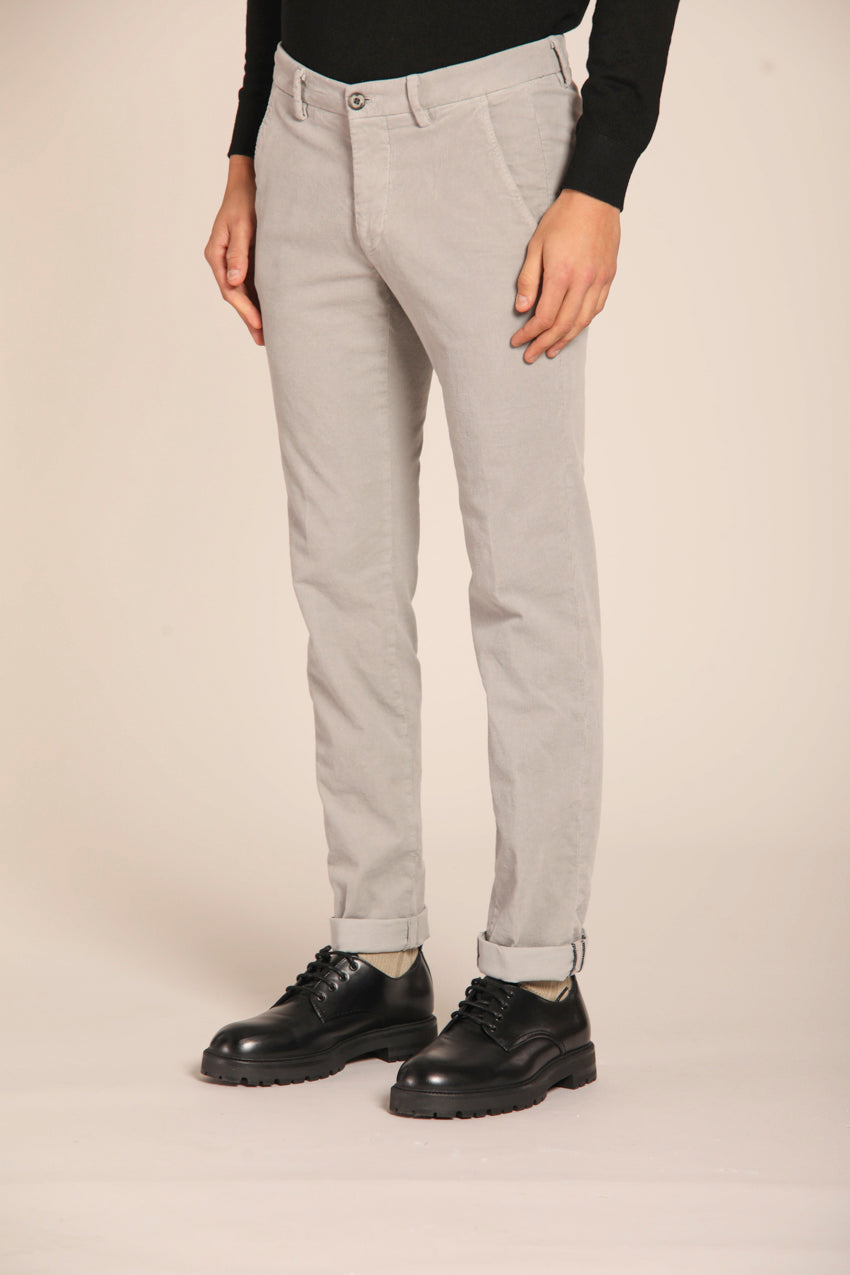 immagine 4 di pantalone chino uomo modello Torino Style, in velluto 1500 righe, di colore celestino, fit slim di mason's