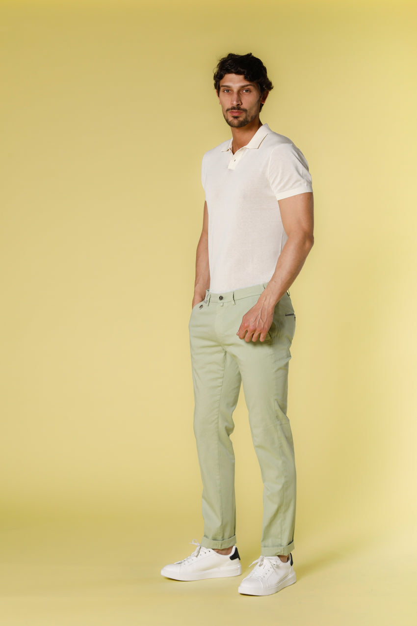 Image 2 du pantalon chino homme en satin stretch vert clair avec rubans modèle Torino Prestige par Mason's