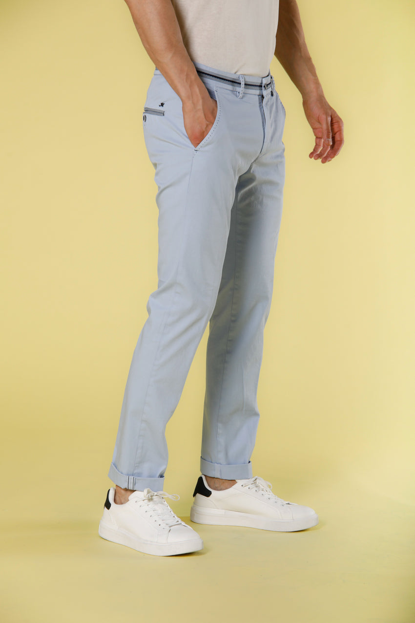 Image 5 du pantalon chino homme en stretch satin ciel avec rubans modèle Torino Tapes par Mason's