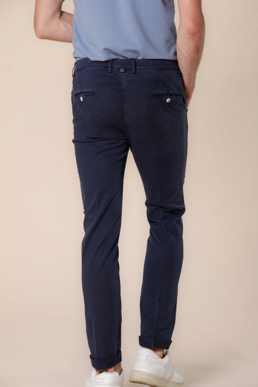 Immagine 4 di pantalone chino uomo in twill di cotone e tencel blu navy modello Torino Summer Color di Mason's