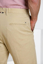Boston pantalón chino hombre en twill ligero stretch relaxed fit