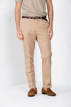 Pantalone chino uomo Boston Mason's beige medio in twill relaxed fit, vista laterale su modello SS26