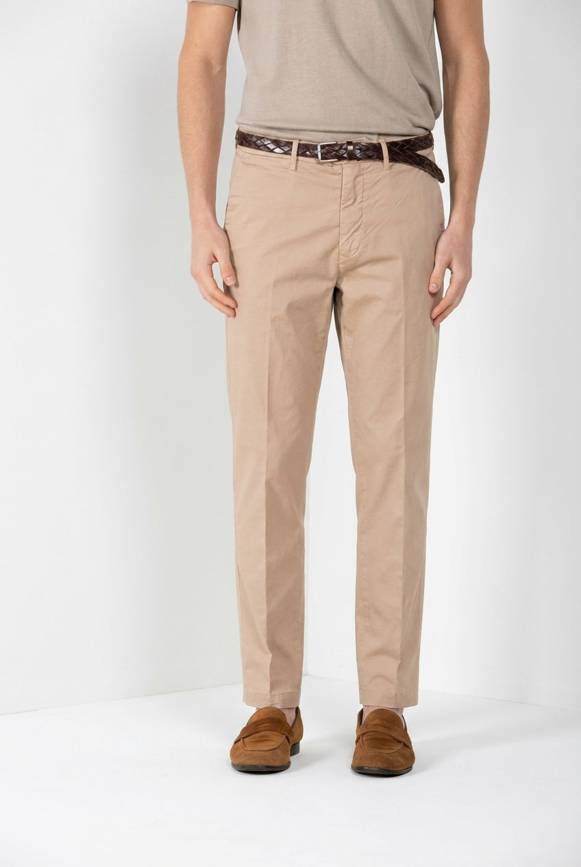 Pantalone chino uomo Boston Mason's beige medio in twill relaxed fit, vista frontale su modello SS26