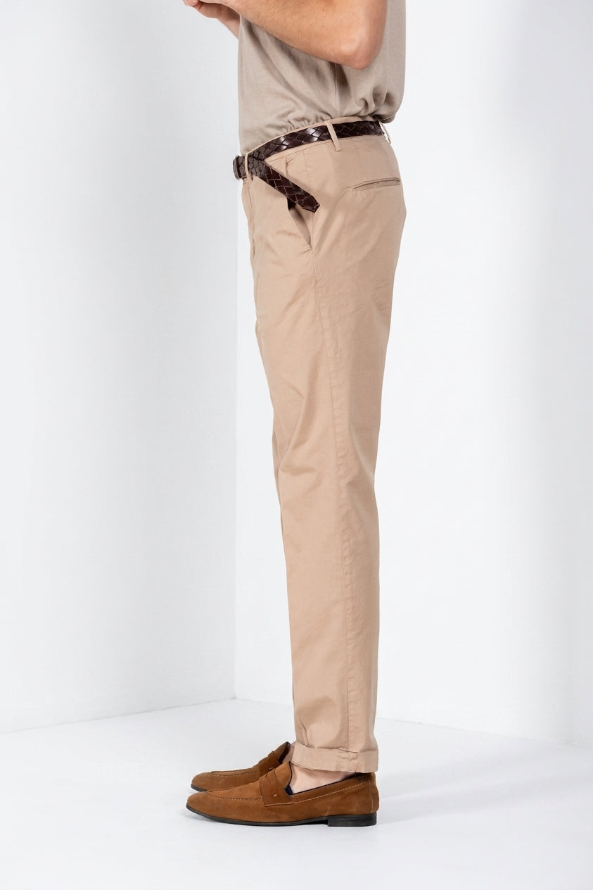 Pantalone chino uomo Boston Mason's beige medio in twill relaxed fit - vista laterale SS26