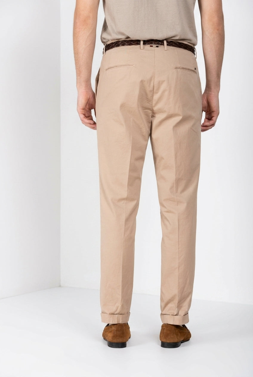 Pantalone chino uomo Boston Mason's beige medio in twill relaxed fit, vista posteriore su modello SS26
