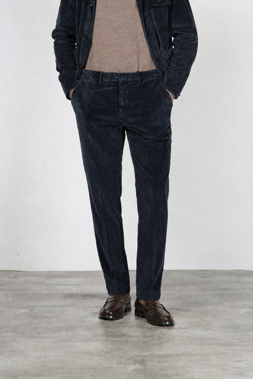 Paris men’s chino pants in wide-wale velvet with carrot fit
