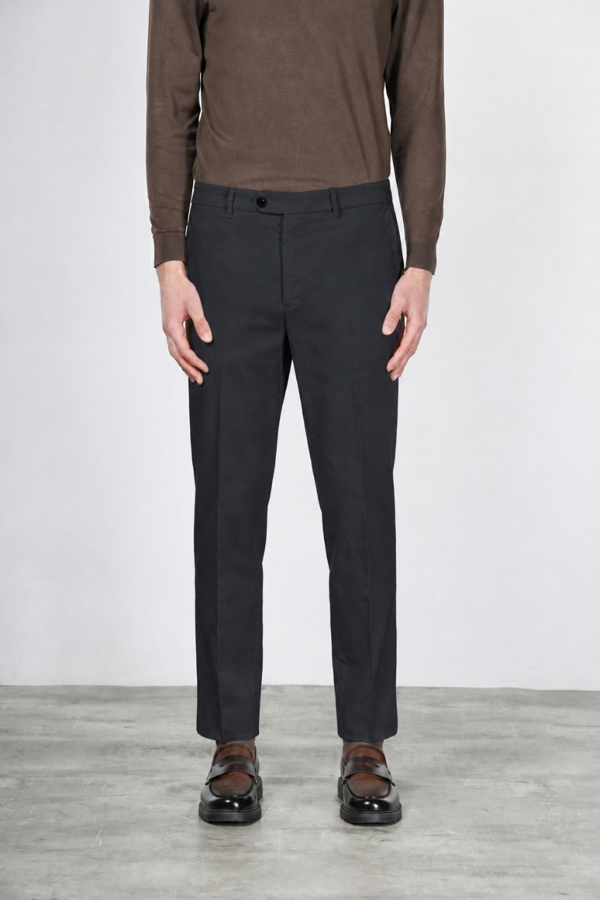 Paris pantalón chino de hombre en tricotina stretch carrot fit