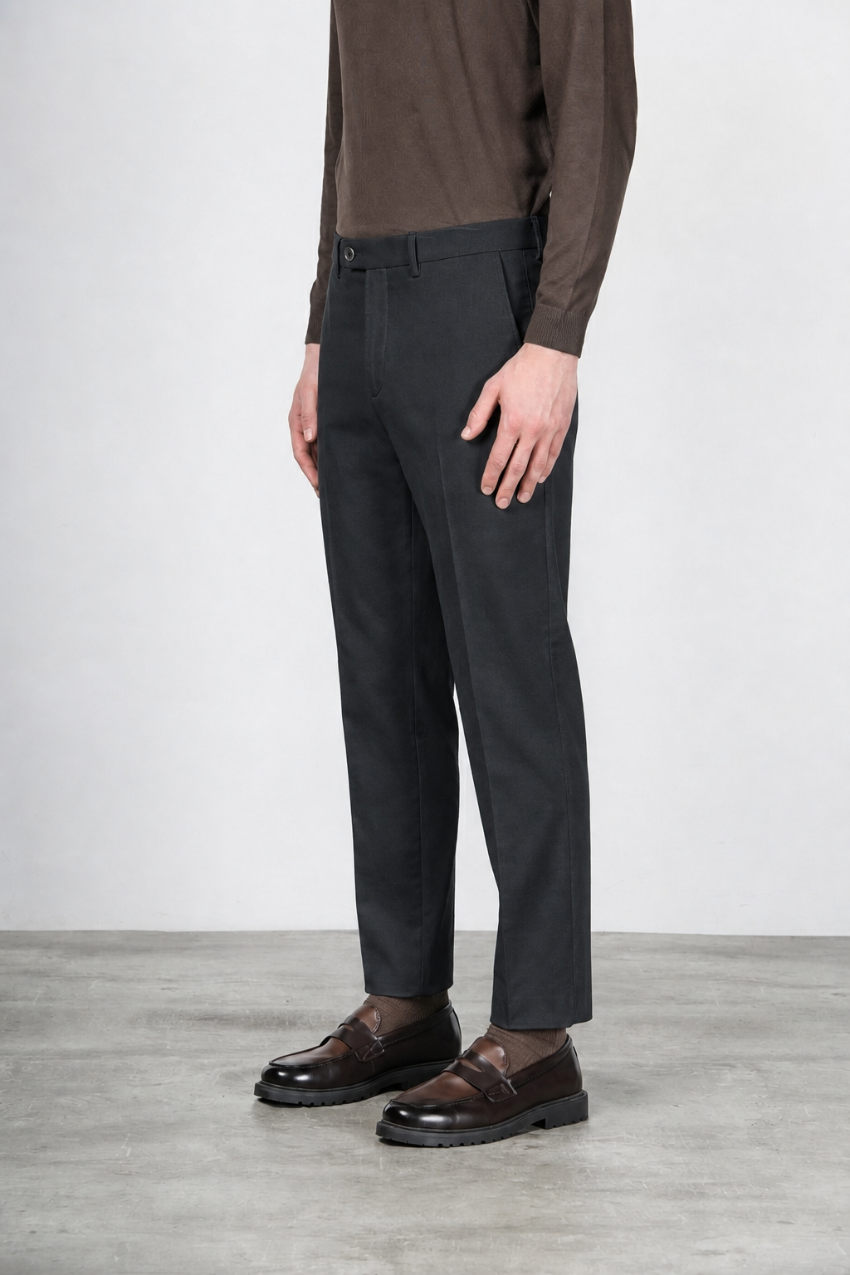 Paris pantalón chino de hombre en tricotina stretch carrot fit