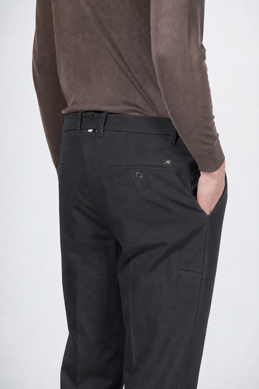 Paris pantalón chino de hombre en tricotina stretch carrot fit