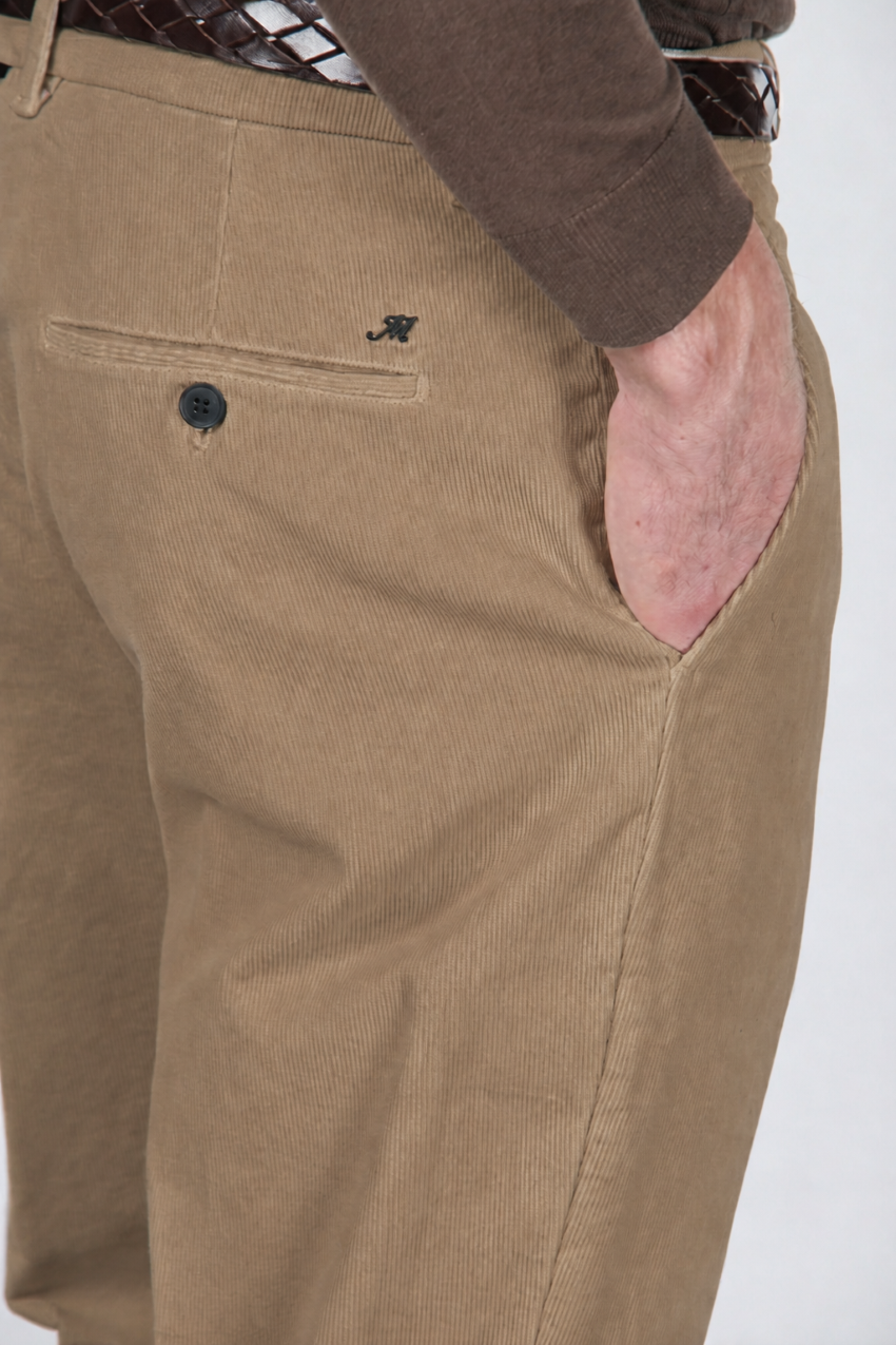 Paris Chinohose für Herren aus stretchigem 1000-Rippen-Samt mit carrot fit ①

