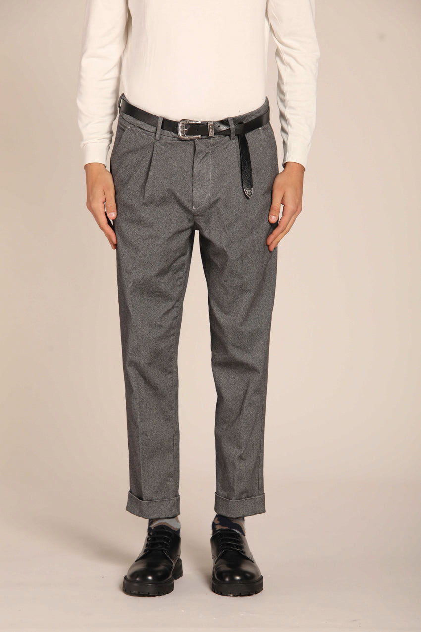 immagine 1 di pantalone chino uomo, modello Boston 1 Pinces, con microfantasia resca filo nero, di colore stucco, fit relaxed di mason's