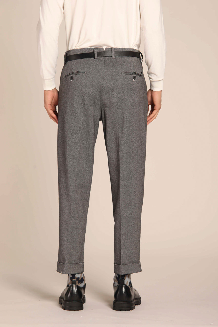 immagine 5 di pantalone chino uomo, modello Boston 1 Pinces, con microfantasia resca filo nero, di colore stucco, fit relaxed di mason's