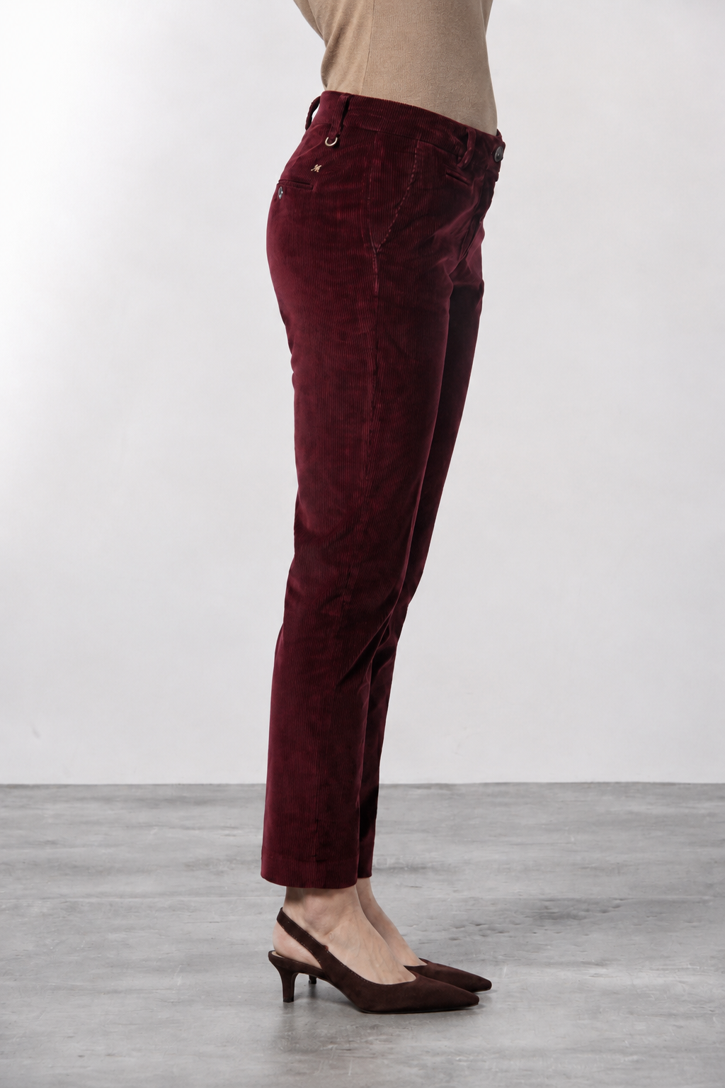 New York Slim pantalon chino femme en velours côtelé à grosses côtes coupe slim ①