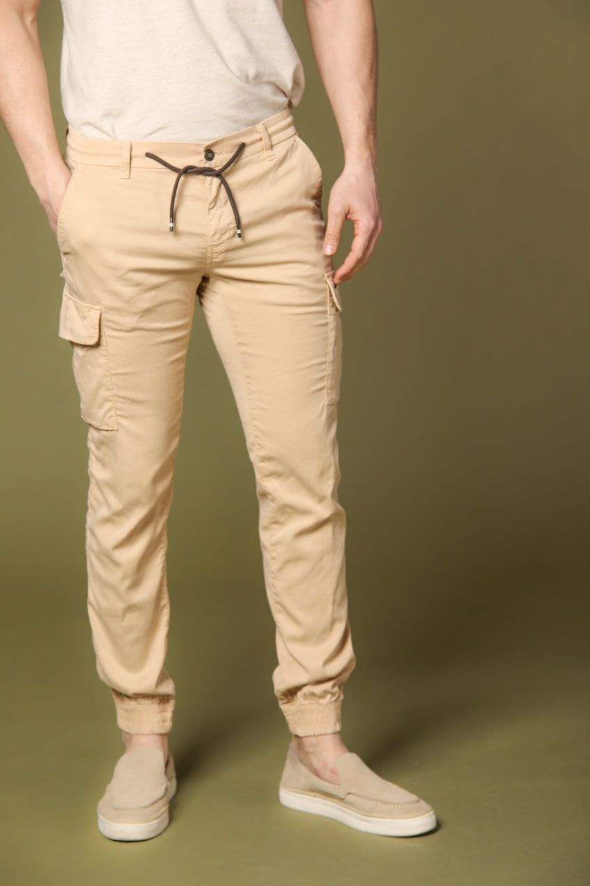 Bild 1 von Herren-Cargohose, Modell Chile Elax in dunklem Khaki, extra slim Passform von Mason's