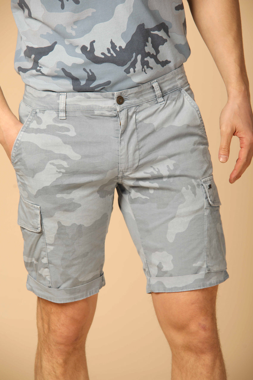 Image 1 de bermudas cargo homme, modèle Chile, motif camouflage, couleur bleu clair, coupe slim de Mason's