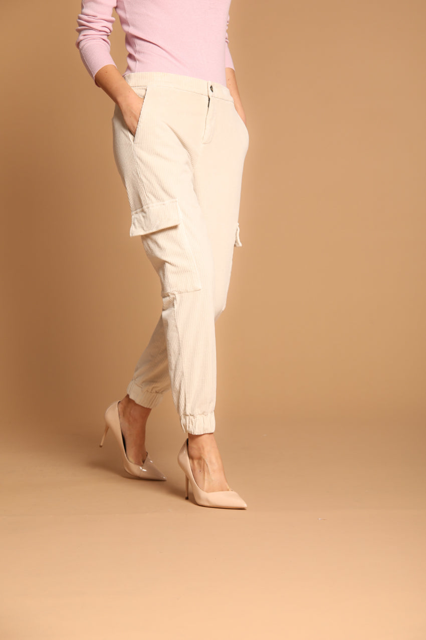 immagine 3 di pantalone cargo donna, modello Easy Cargo, di colore stucco, fit relaxed di mason's