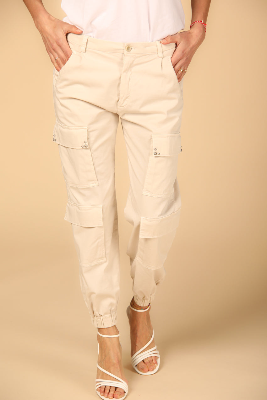 immagine 1 di pantalone cargo donna modello Evita colore stucco fit curvy di Mason's