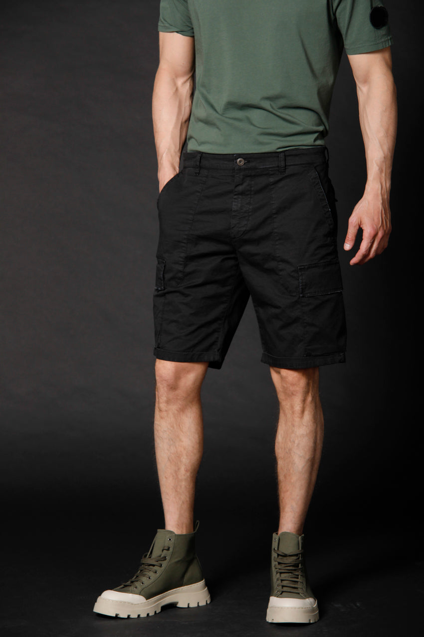 Immagine 1 di bermuda cargo uomo modello Havana limited edition in cotone colore nero di Mason's