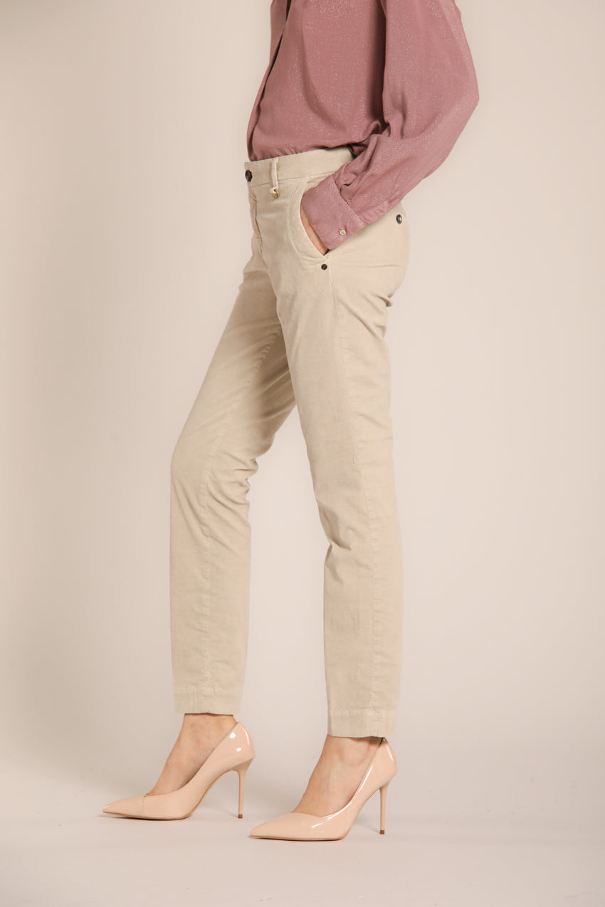 immagine 2 di pantalone chino donna, modello Jaqueline Archivio, di colore sabbia, fit curvy di mason's