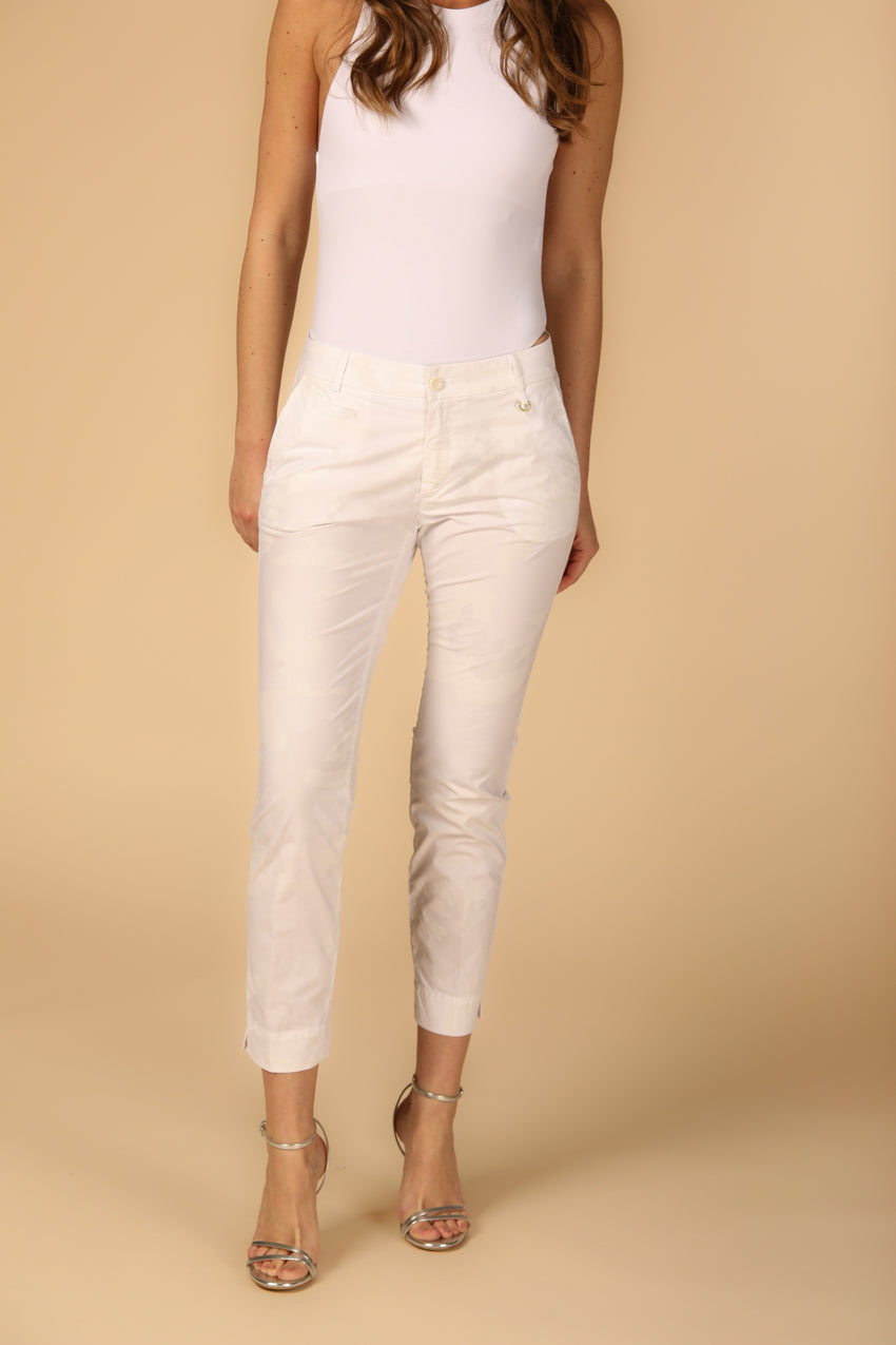 Bild 1 von Damen Capri-Chino-Hose, Modell Jacqueline Curvie, Tarnmuster in Weiß, Curvy Fit von Mason's