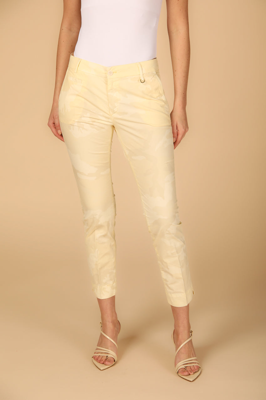 Bild 1 von Damen Capri-Chino-Hose, Modell Jacqueline Curvie, in Gelbem Tarnmuster, Curvy Fit von Mason's