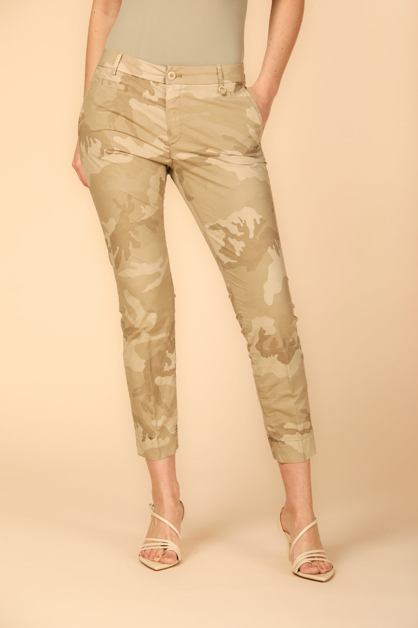 Image 1 de pantalon chino capri femme modèle Jacqueline Curvie, camouflage couleur marron, coupe curvy de Mason's