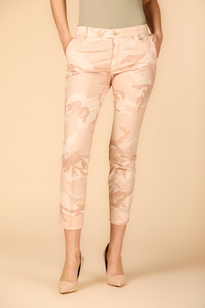 Image 1 de pantalon chino capri femme modèle Jacqueline Curvie, camouflage couleur rose, coupe curvy de Mason's