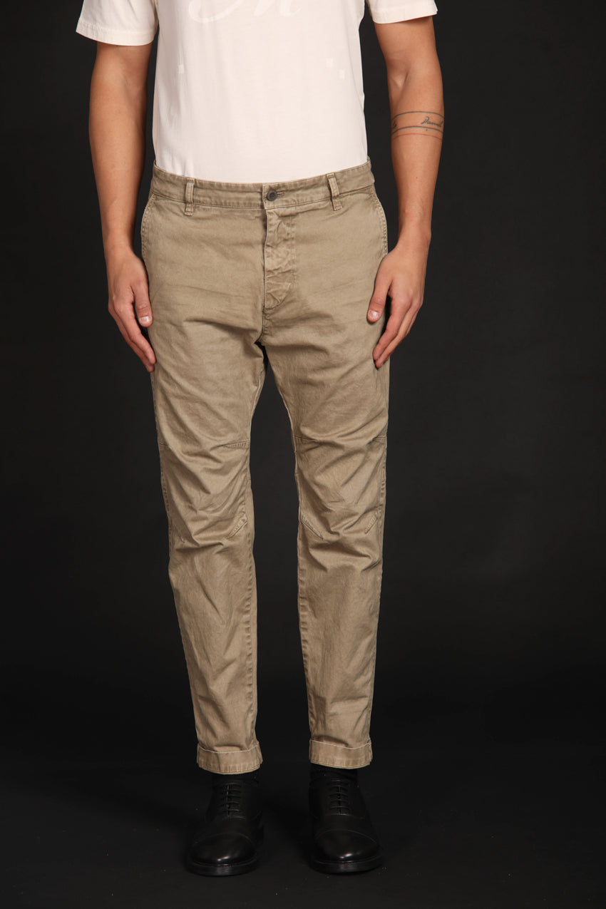 immagine 1 di pantalone chino uomo modello John Coolchinos di colore kaki fit carrot di Mason's