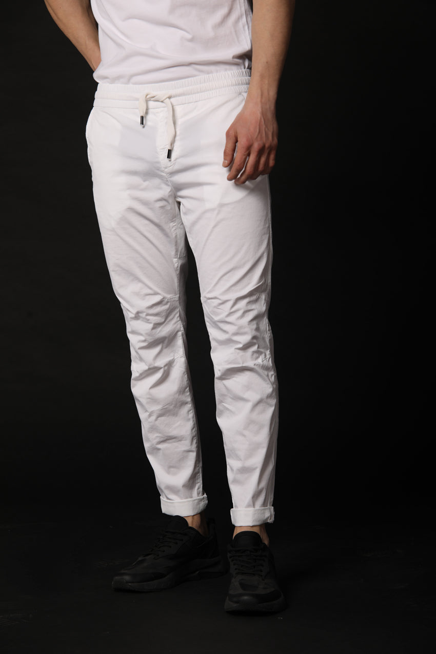 Image 1 de pantalon chino pour homme modèle John, coupe carotte de Mason's