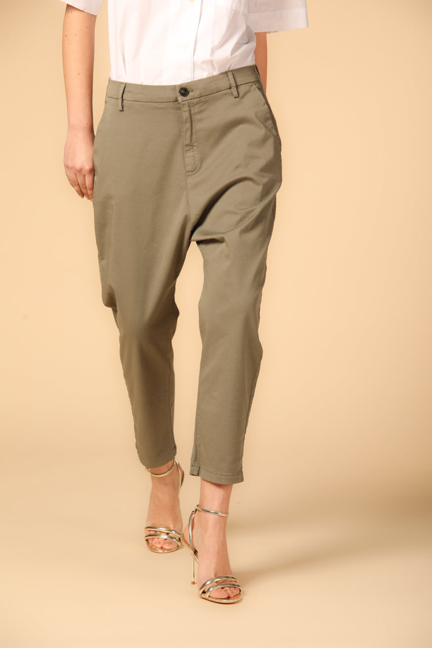 immagine 1 di pantalone chino jogger donna modello Malibu colore verde militare fit relaxed