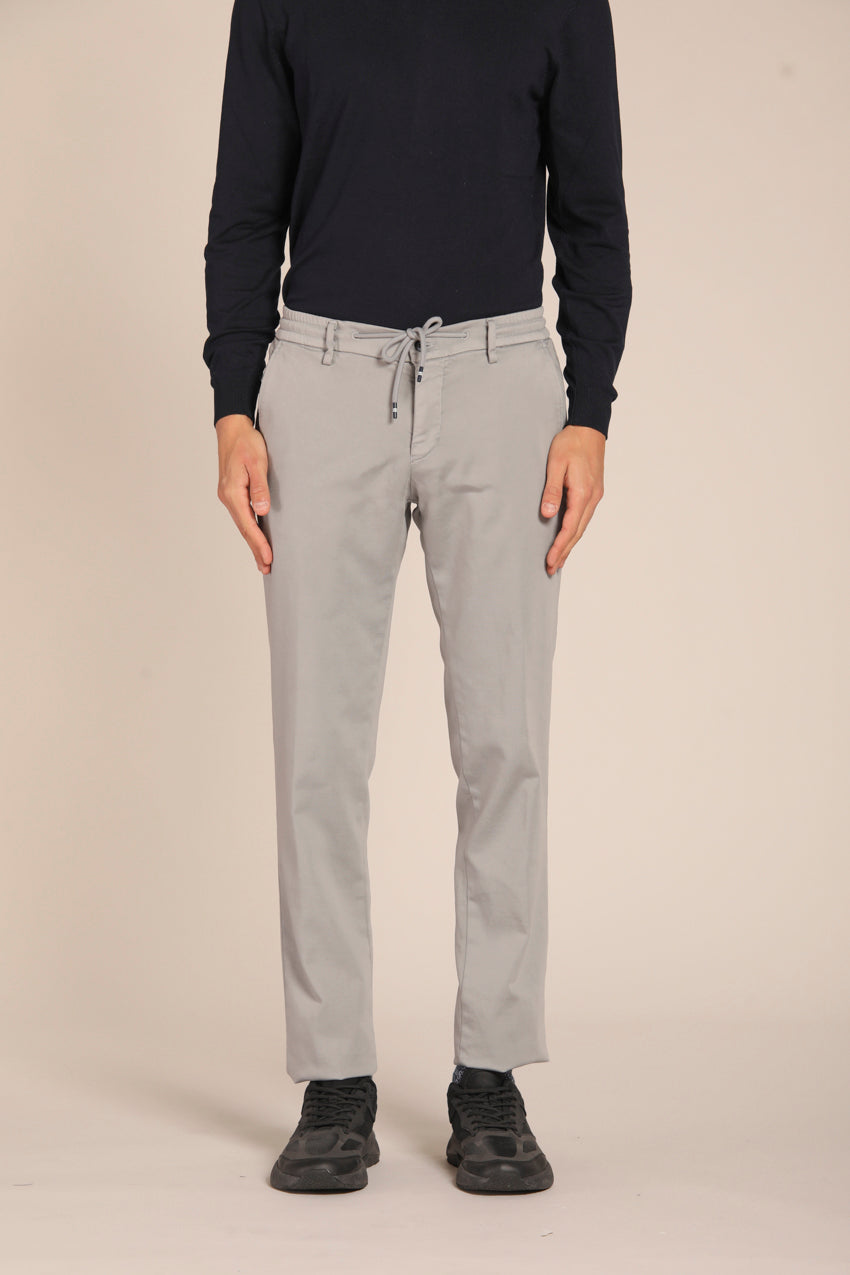 immagine 1 di pantalone chino jogger uomo modello Milano Travel di colore grigio, fit extra slim di Mason's