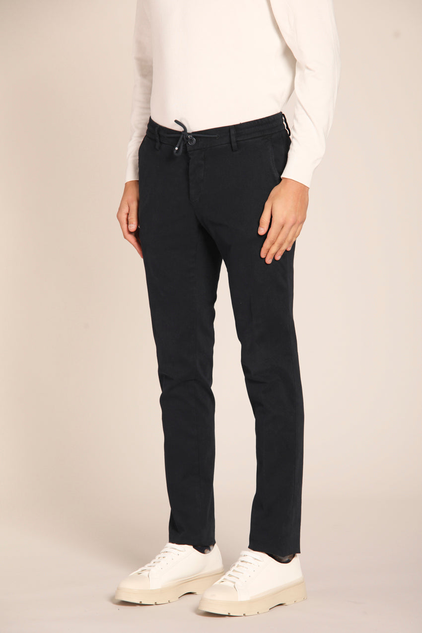 immagine 3 di pantalone chino uomo, modello Milano Jogger, di colore blu navy, fit extra slim di mason's