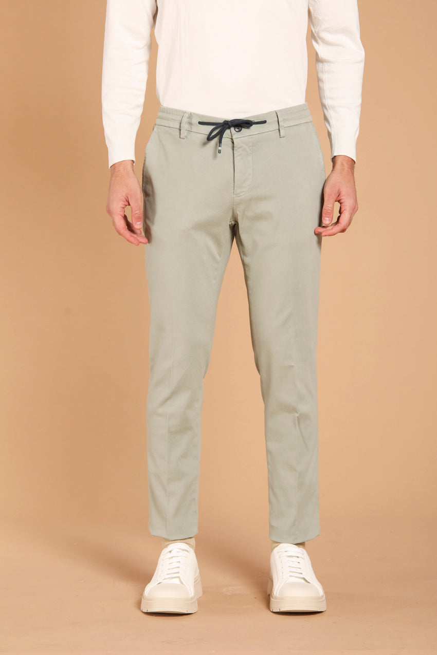 immagine 1 di pantalone chino uomo modello Milano Jogger in gabardina di colore verde, fit extra slim di Mason's