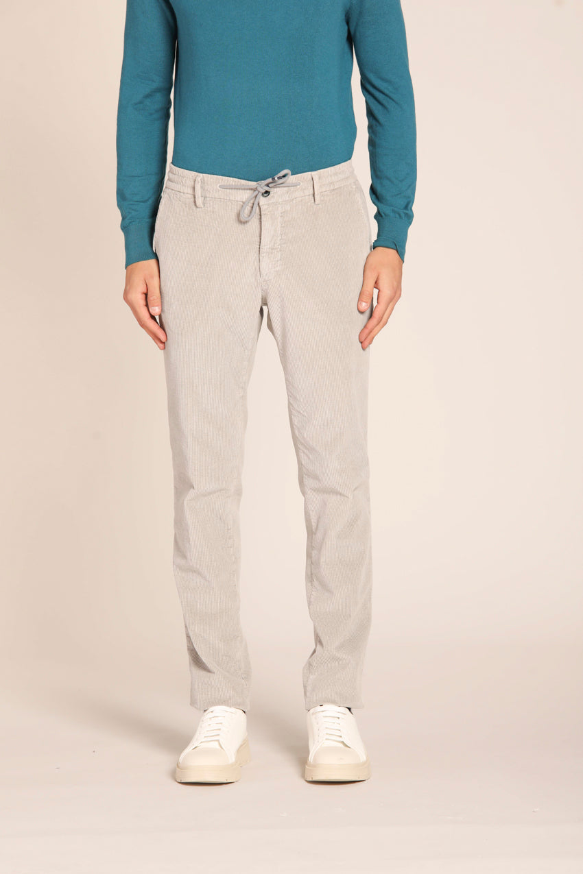 immagine 1 di pantalone chino uomo modello Milano Jogger, di colore grigio, in velluto, fit extra slim di mason's