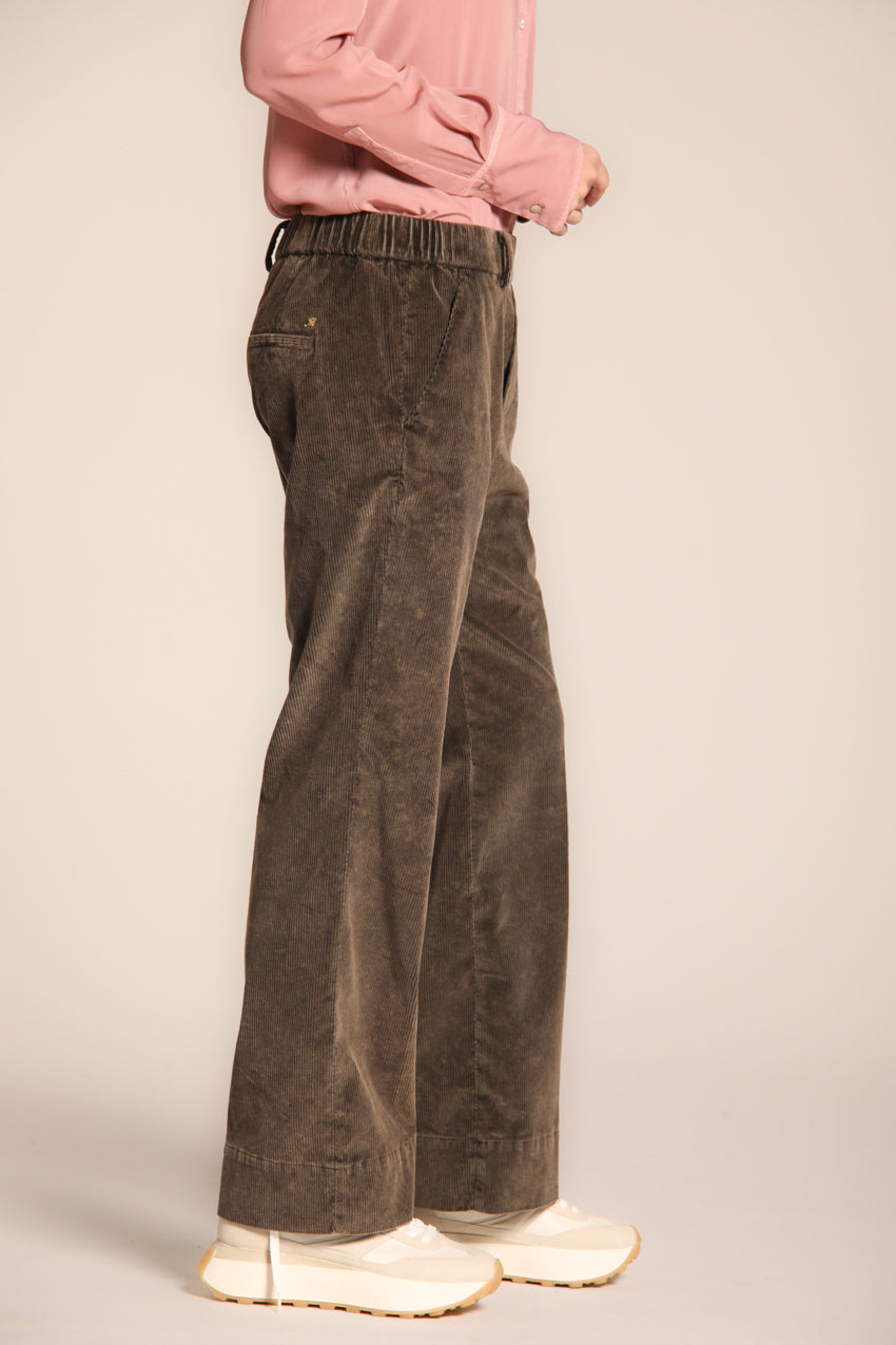 immagine 2 di pantalone chino donna, modello New York Straight, di colore marrone, in velluto coste, fit straight di mason's