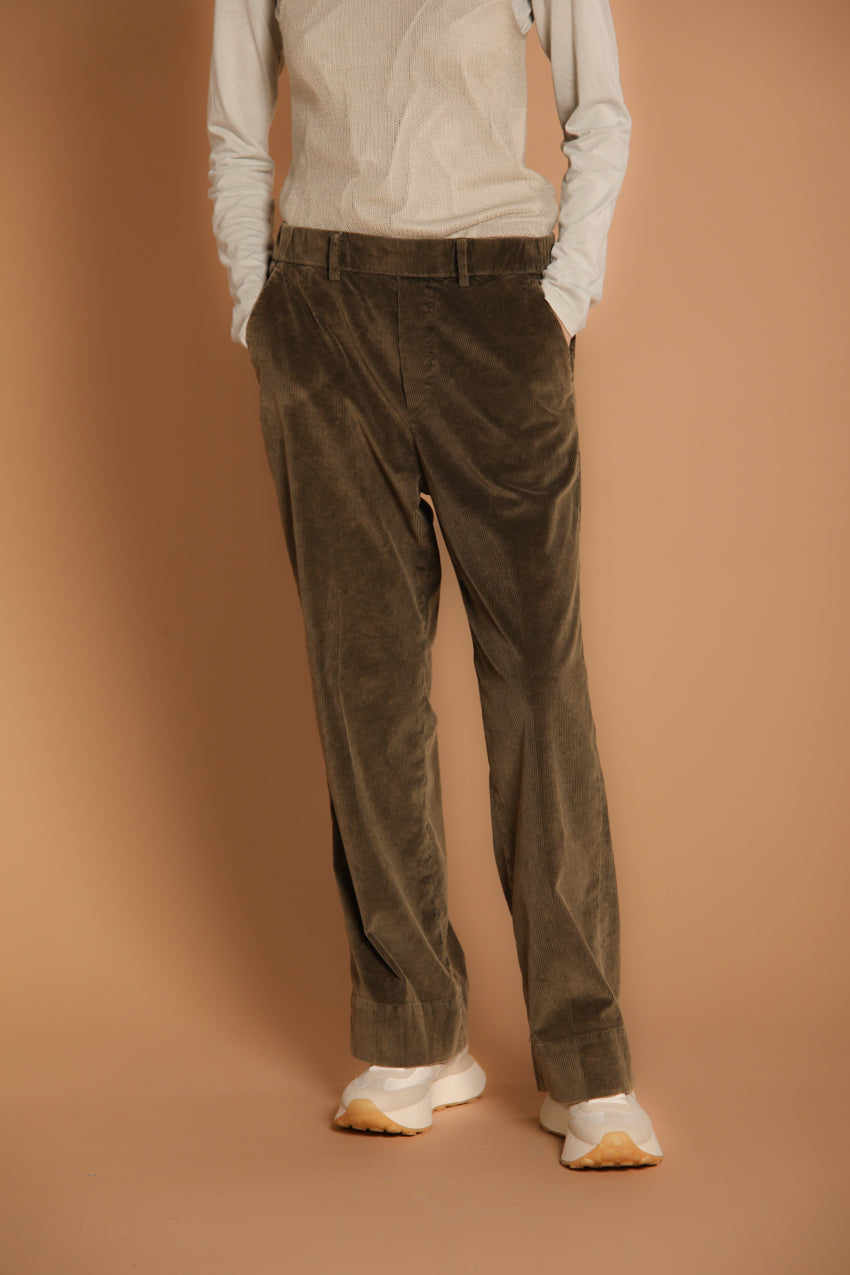 immagine 1 di pantalone chino odnna, modello New York Straight, di colore verde, in velluto coste, fit straight di mason's