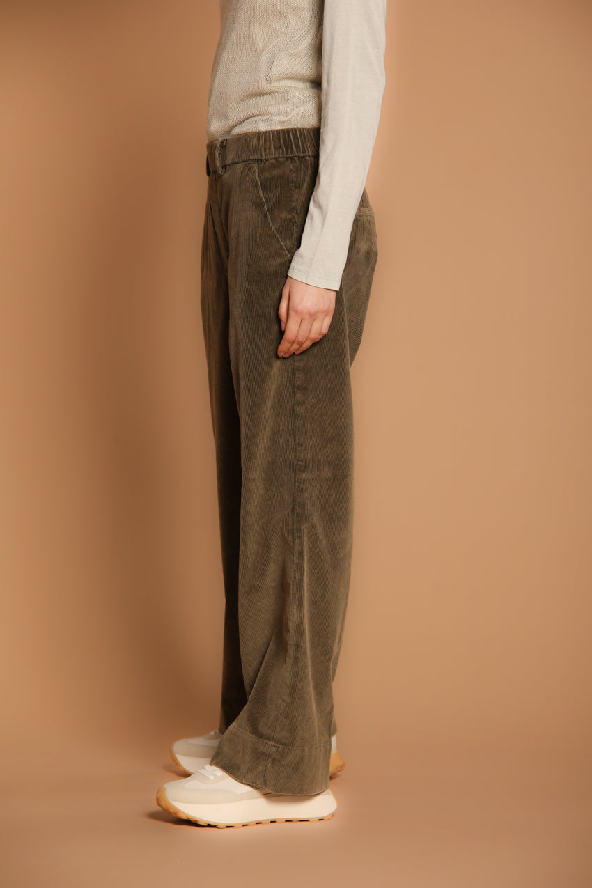 immagine 2 di pantalone chino odnna, modello New York Straight, di colore verde, in velluto coste, fit straight di mason's