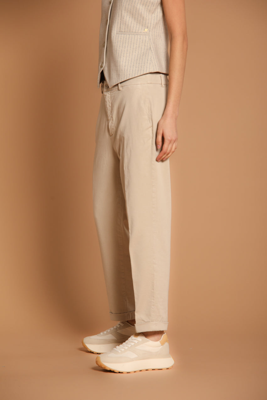 immagine 2 di pantalone chino donna, modello New York Cozy, di colore ghiaccio, fit relaxed di mason's