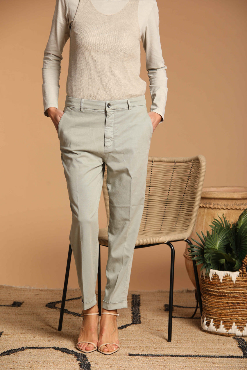 immagine 1 di pantalone chino donna, modello New York Cozy, di colore verde, fit relaxed di mason's