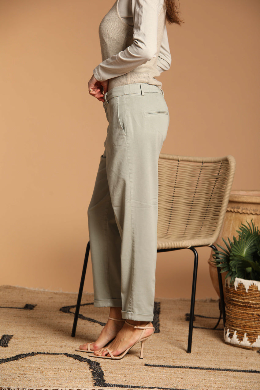 immagine 2 di pantalone chino donna, modello New York Cozy, di colore verde, fit relaxed di mason's