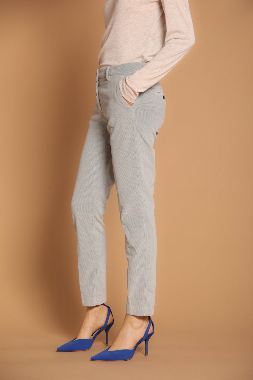 immagine 4 di pantalone chino donna, modello New York Slim , di colore celestino, slim fit di mason's