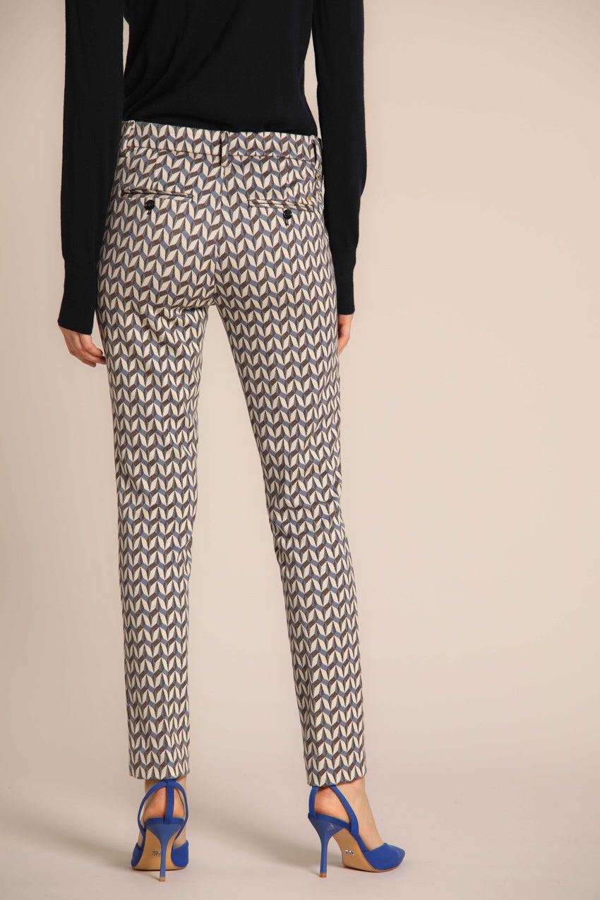 immagine 8 di pantalone chino donna, modello New York Slim, di colore blu navy con pattern geometrico, fit slim di Mason's