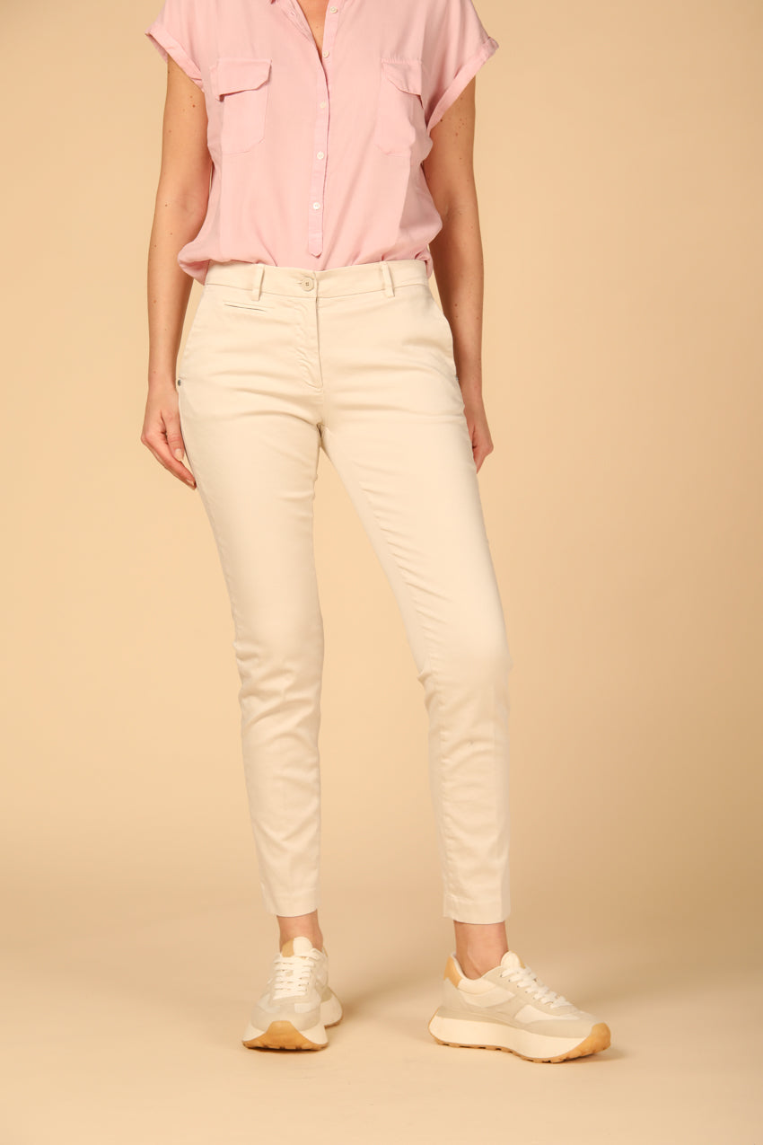 Image 1 de pantalon chino pour femme, modèle New York, couleur stuc, coupe slim de chez Mason's