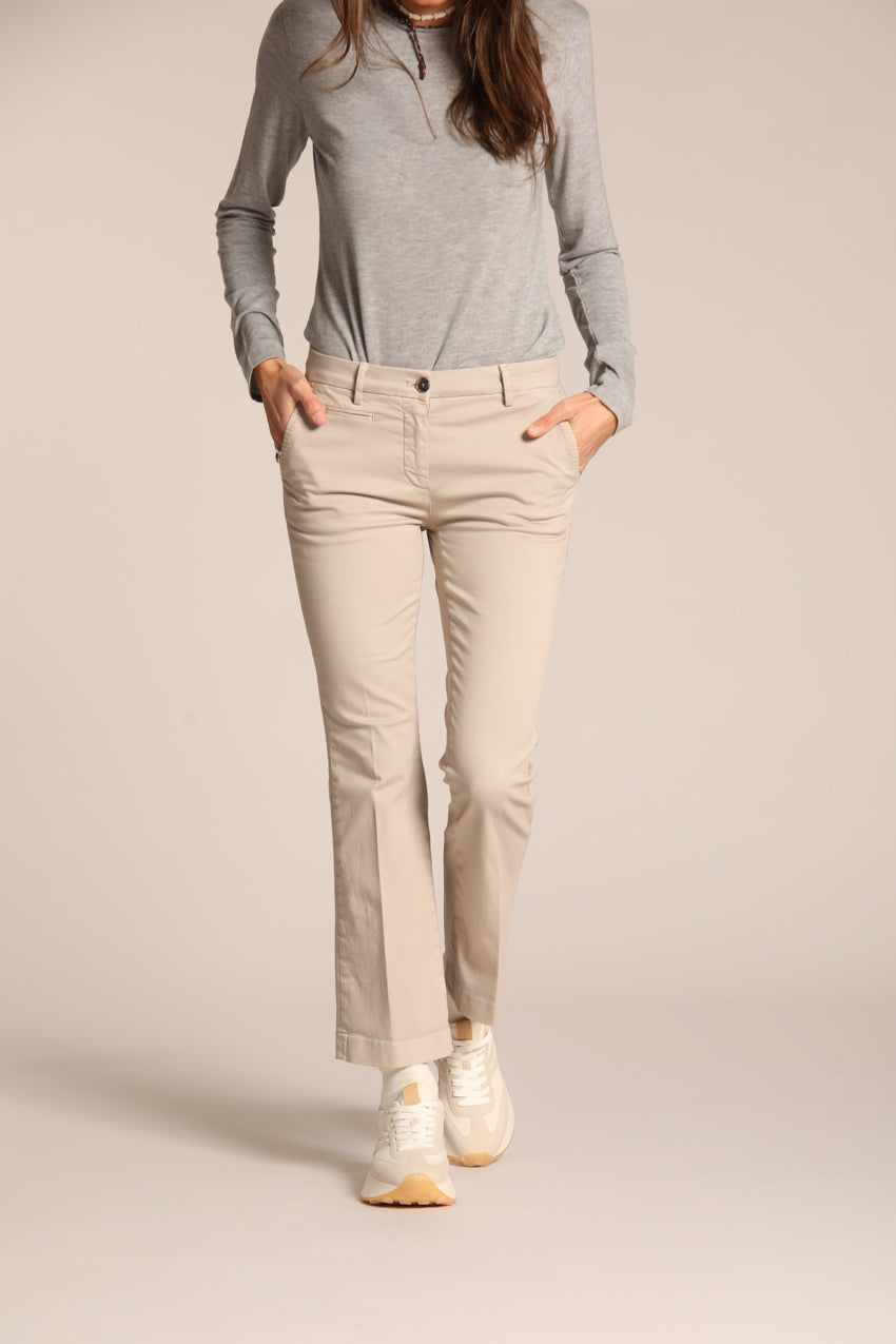 immagine 1 di pantalone chino donna, modello New York Trumpet, di colore sabbia in raso, fit slim di mason's