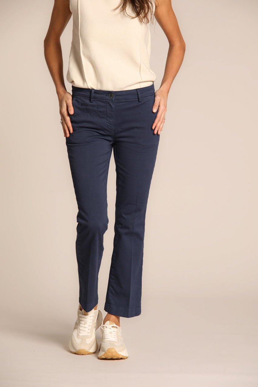 immagine 1 di pantalone chino donna, modello New York Trumpet di colore blu navy, in raso, fit slim di mason's