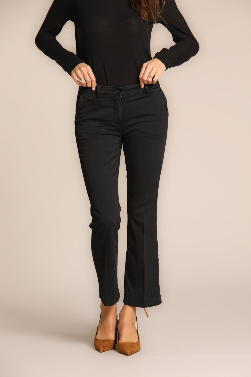 immagine 1 di pantalone chino donna, modello New York Trumpet, di colore nero in raso, fit slim di Mason's