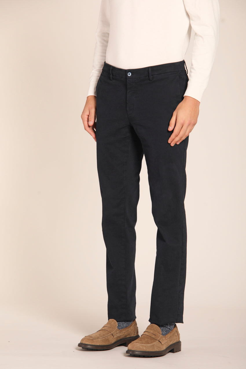 immagine 3 di pantalone chino uomo, modello New York, di colore blu navy, fit regular di mason's