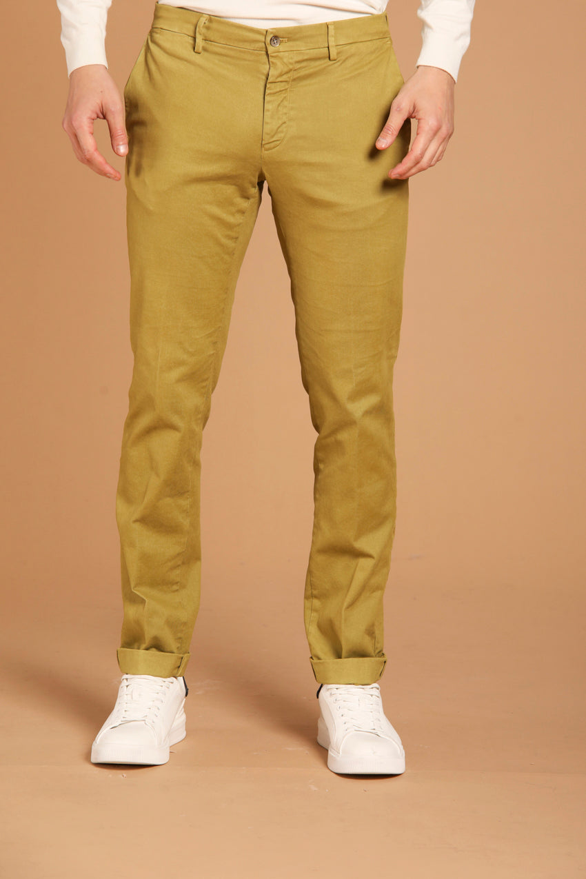 immagine 1 di pantalone chino uomo modello New York , di colore verde acido, fit regular di mason's