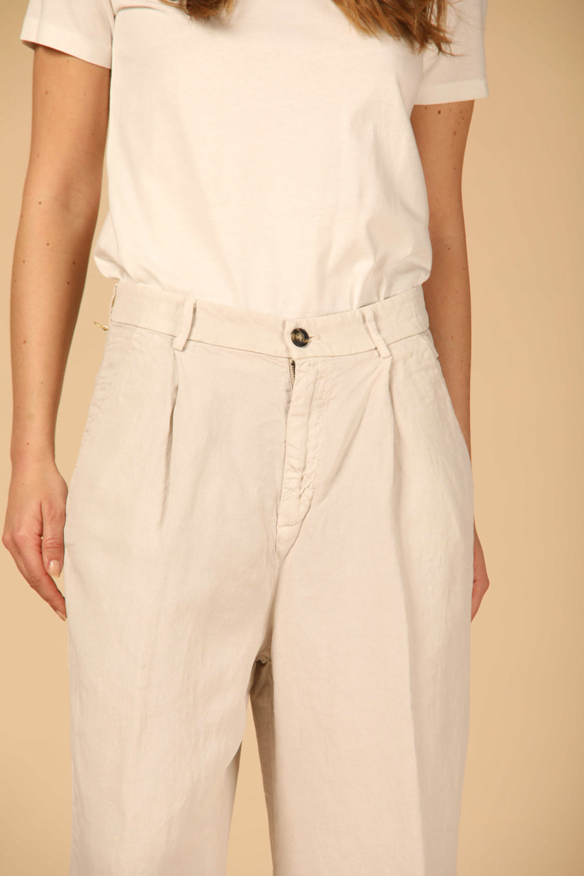 Image 2 of women's chino pants, Ny Wide Pinces model, in stucco with a straight fit by Mason's