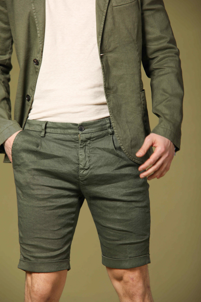 immagine 1 di bermuda chino uomo modello Osaka 1 Pinces in verde carrot fit di Mason's